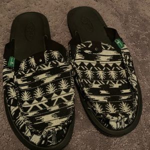 Sanuk women’s sidewalk surfers new never worn